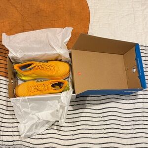 Hoka M Mach 5 size 10D NWT